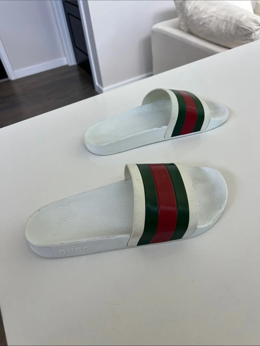 Gucci pursuit ‘72 web rubber open toe slide white sandals green and red striped
